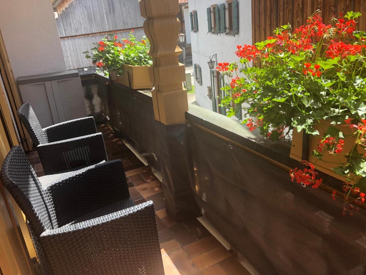 Gaestehaus U Ferienwohnungen Veronika Incl Fruehstuecksbuffet Und Koenigscard Mit 200 Kostenlosen Attraktionen Unterammergau Luaran gambar
