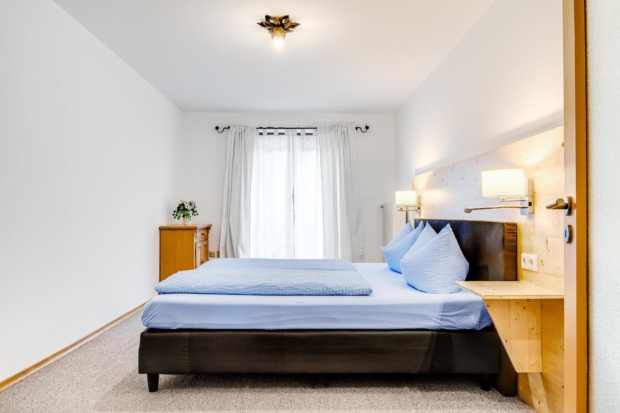 Gaestehaus U Ferienwohnungen Veronika Incl Fruehstuecksbuffet Und Koenigscard Mit 200 Kostenlosen Attraktionen Unterammergau Luaran gambar