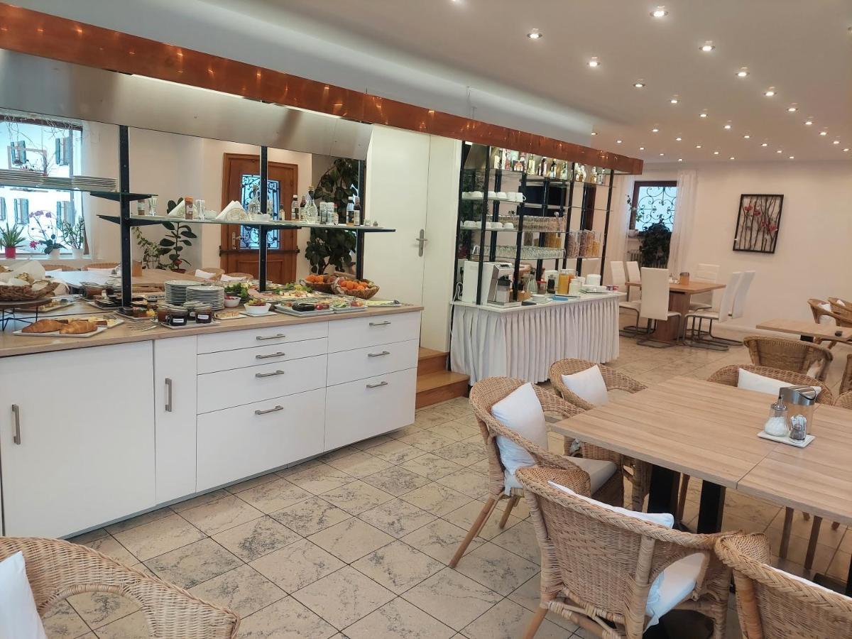 Gaestehaus U Ferienwohnungen Veronika Incl Fruehstuecksbuffet Und Koenigscard Mit 200 Kostenlosen Attraktionen Unterammergau Luaran gambar