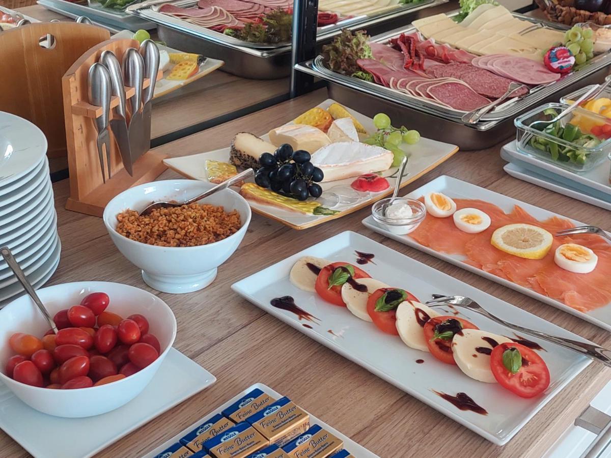 Gaestehaus U Ferienwohnungen Veronika Incl Fruehstuecksbuffet Und Koenigscard Mit 200 Kostenlosen Attraktionen Unterammergau Luaran gambar