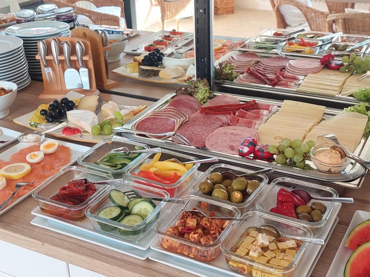 Gaestehaus U Ferienwohnungen Veronika Incl Fruehstuecksbuffet Und Koenigscard Mit 200 Kostenlosen Attraktionen Unterammergau Luaran gambar