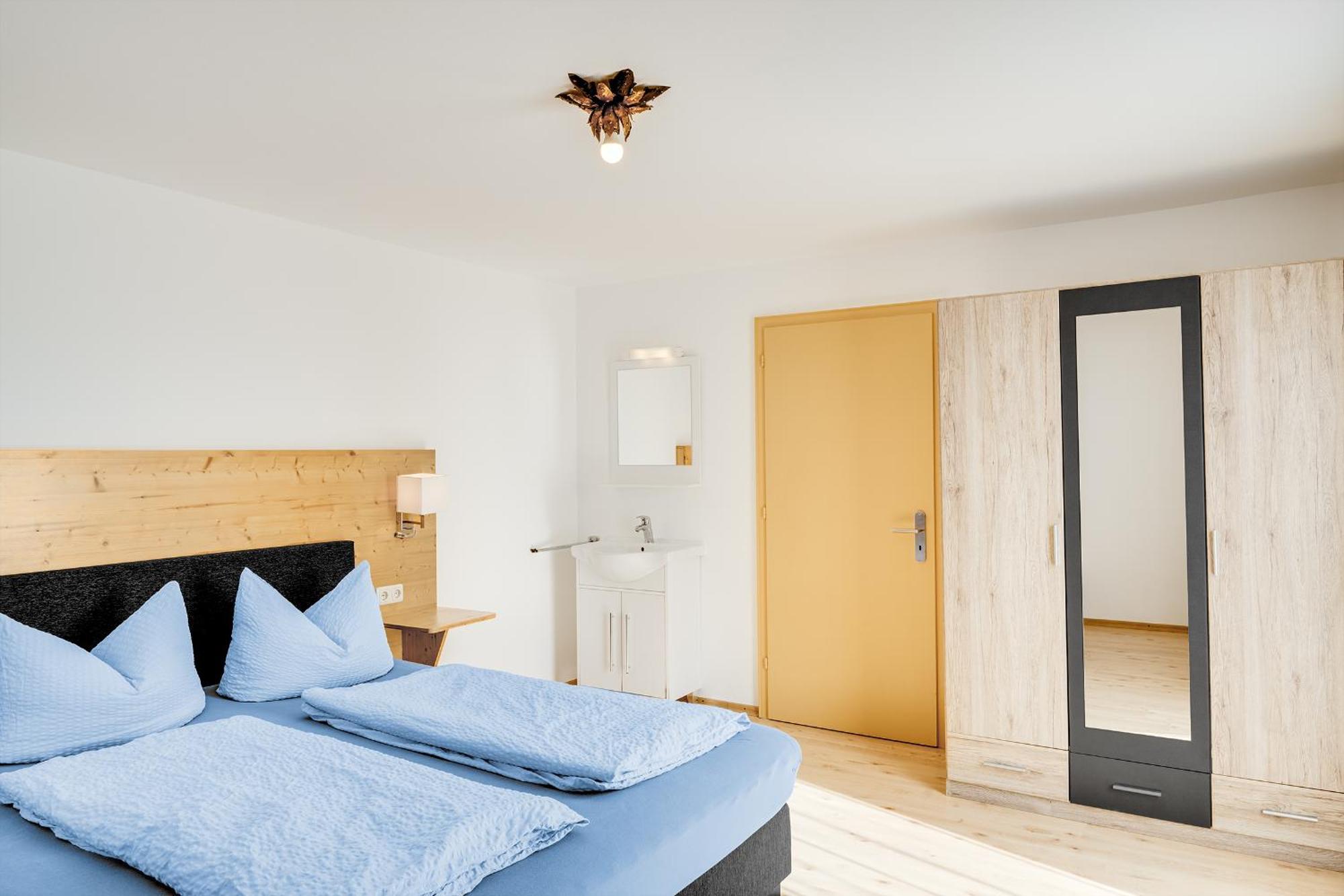 Gaestehaus U Ferienwohnungen Veronika Incl Fruehstuecksbuffet Und Koenigscard Mit 200 Kostenlosen Attraktionen Unterammergau Luaran gambar