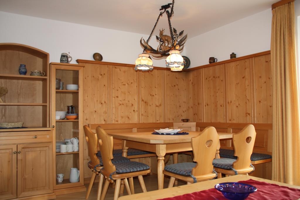 Gaestehaus U Ferienwohnungen Veronika Incl Fruehstuecksbuffet Und Koenigscard Mit 200 Kostenlosen Attraktionen Unterammergau Bilik gambar