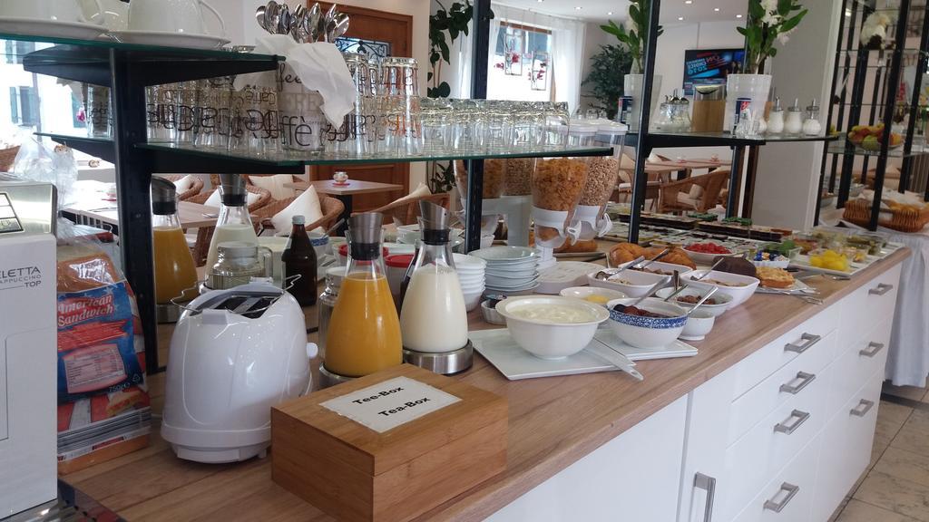 Gaestehaus U Ferienwohnungen Veronika Incl Fruehstuecksbuffet Und Koenigscard Mit 200 Kostenlosen Attraktionen Unterammergau Luaran gambar