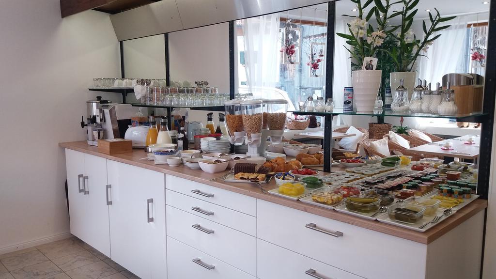 Gaestehaus U Ferienwohnungen Veronika Incl Fruehstuecksbuffet Und Koenigscard Mit 200 Kostenlosen Attraktionen Unterammergau Luaran gambar