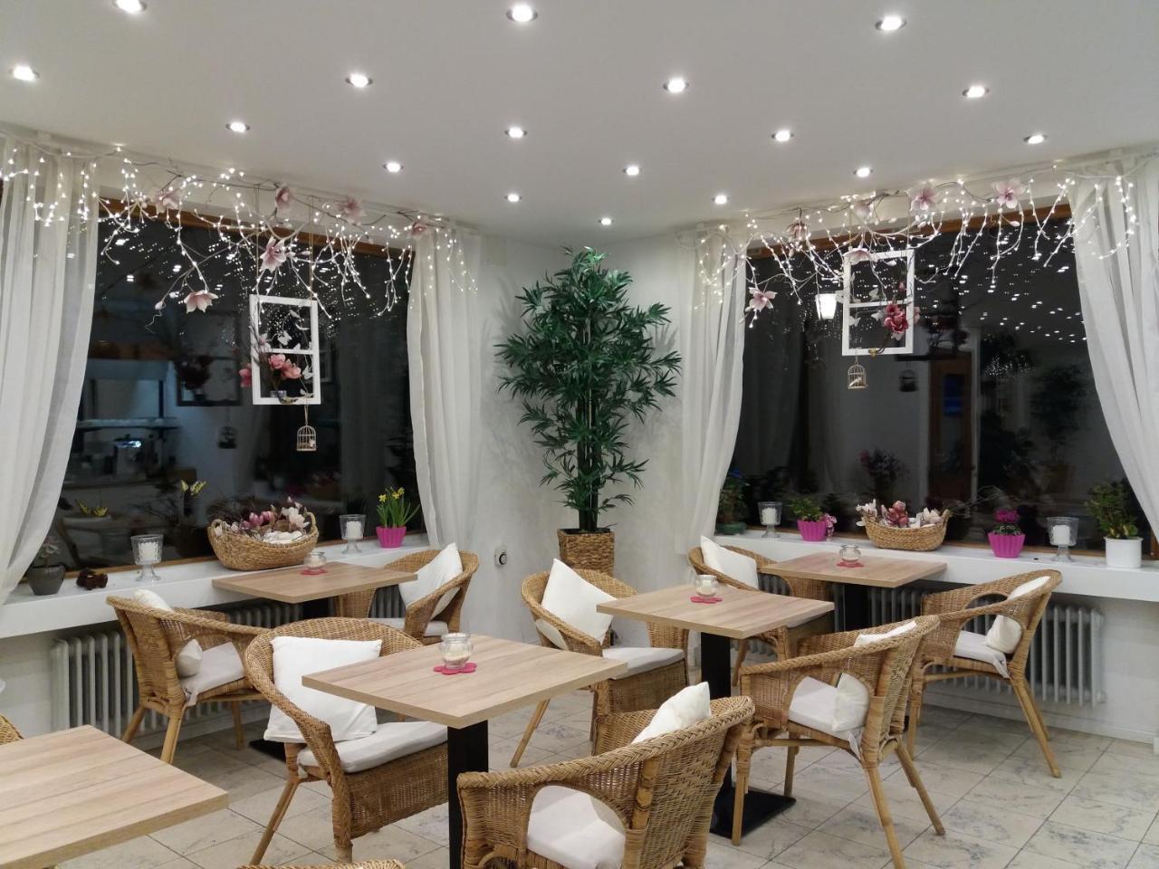 Gaestehaus U Ferienwohnungen Veronika Incl Fruehstuecksbuffet Und Koenigscard Mit 200 Kostenlosen Attraktionen Unterammergau Luaran gambar